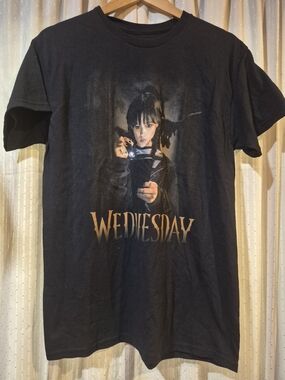 Netflix Wednesday Addams Graphic T Shirt Flashlight Jenna Ortega Black Sz M